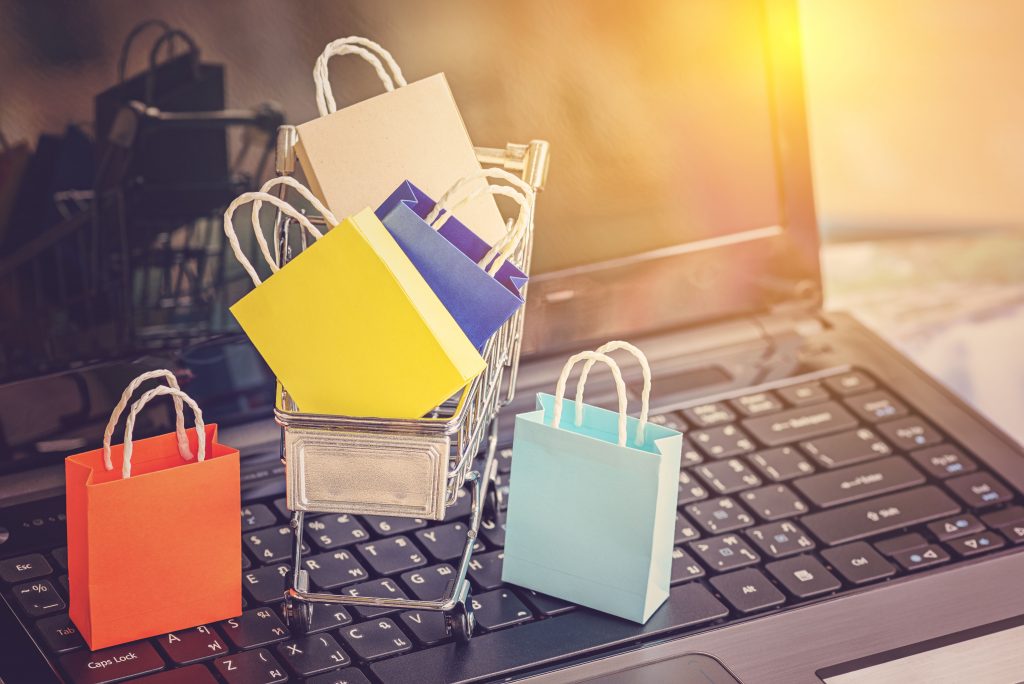 V različnih spletnih trgovinah je v letu 2020 nakupovalo kar 76 % Slovencev