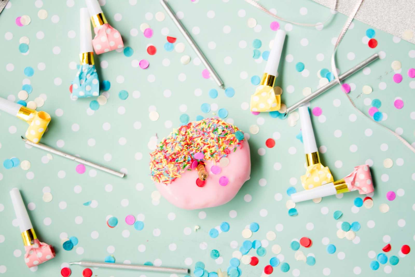 Sladice za dojenčkovo zabavo doughnut with sprinkles