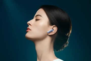 ženska nosi slušalke Huawei Freebuds pro 2