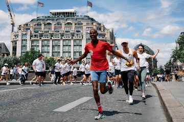 Tekači tečejo po ulicah Pariza. Mo Farah