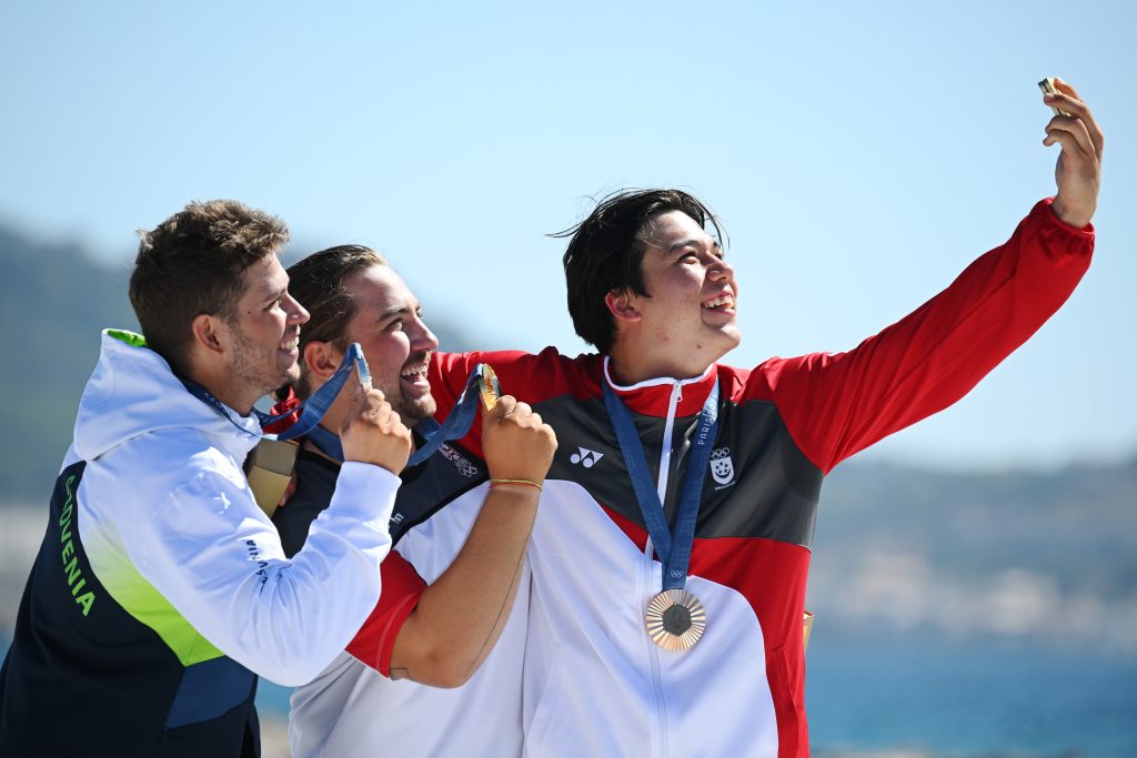 Dobitnik srebrne medalje Toni Vodišek iz slovenske ekipe, dobitnik zlate medalje Valentin Bontus iz avstrijske ekipe in dobitnik bronaste medalje Maximilian Maeder iz ekipe Singapur pri ustvarjanju zmagovalnega selfija s telefonom Samsung Galaxy Z Flip6 Olympic Edition na podelitvi medalj v moškem formula kitu na štirinajsti dan olimpijskih iger Pariz 2024 v marini Marseille 9. avgusta 2024 v Marseillu v Franciji. (Foto: Clive Mason/Getty Images)