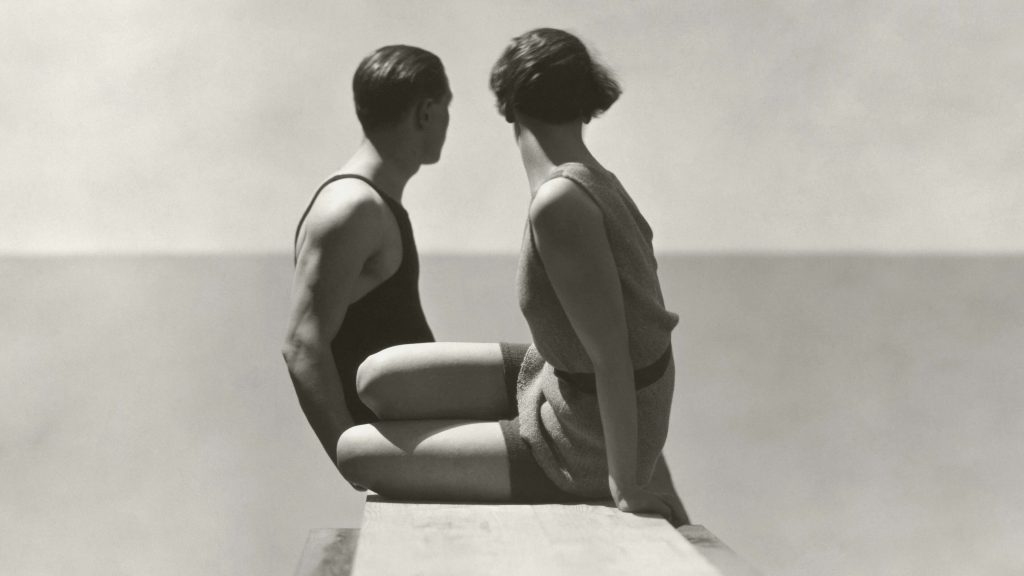 Plavalca (The Divers) Georga Hoyningena-Hueneja, 1930. Videti je, kot da je bila fotografija posneta v nekem prestižnem obmorskem letovišču, v resnici pa je nastala na strehi Vogue studia na Elizejskih poljanah.