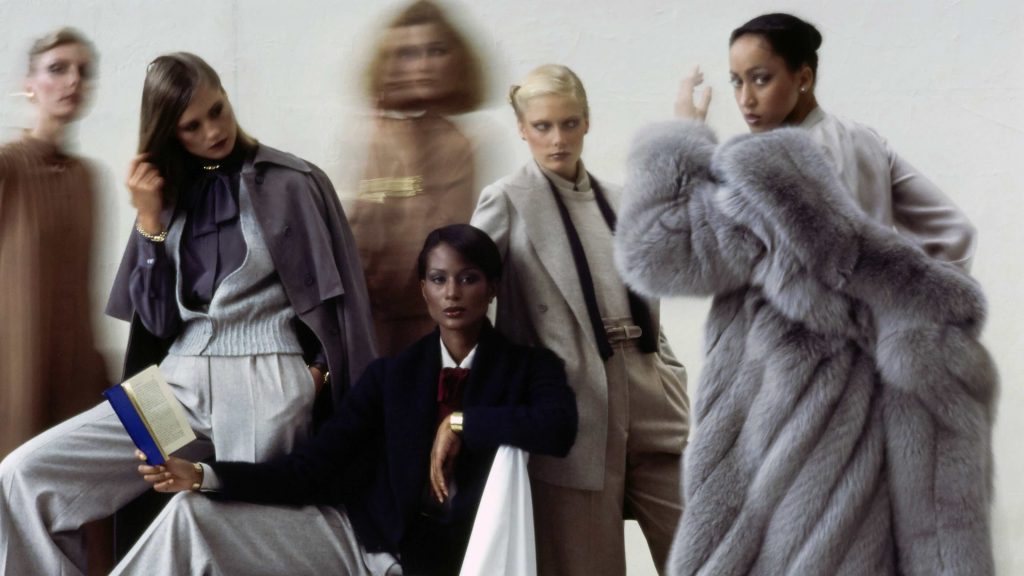 Manekenke (Models) (od leve proti desni) Melanie Cain, Beverly Johnson, Lisa Cooper in Pat Cleveland v modnih kreacijah Johna Anthonyja za jesen 1976. Fotografiral Duane Michals. Beverly Johnson je bila prva temnopolta manekenka na naslovnici Vogue.