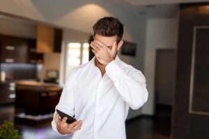 moški slabe novice man bad news worried