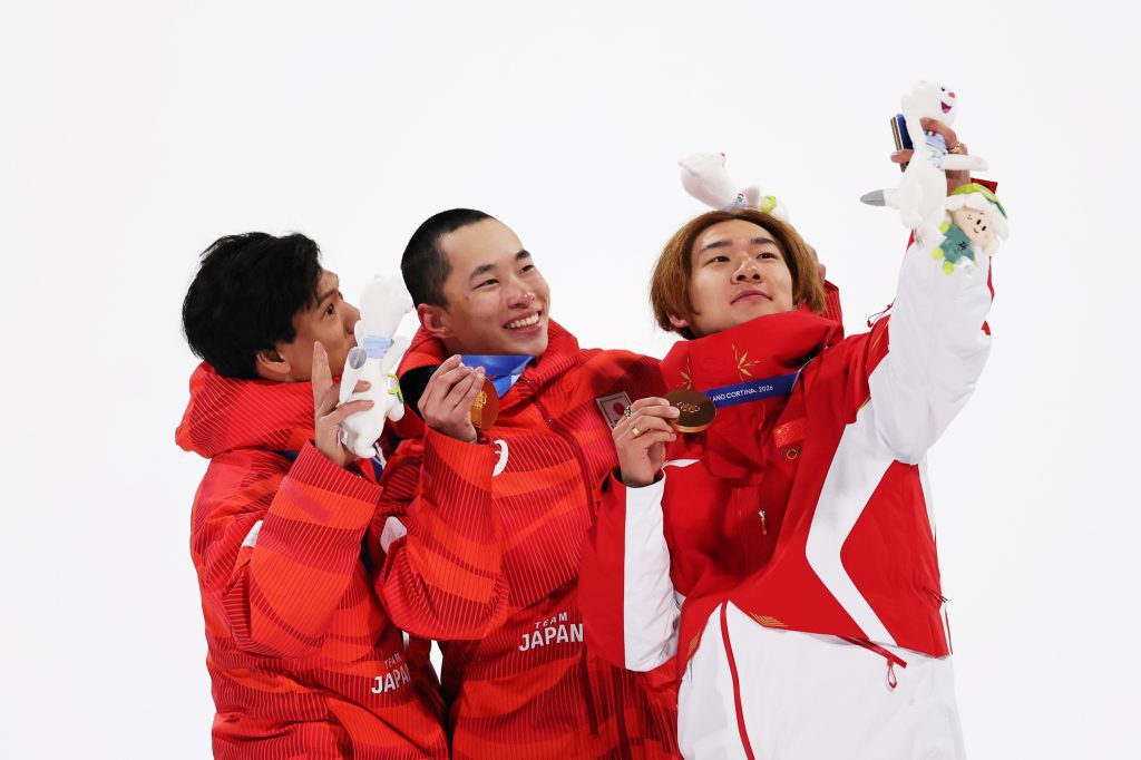 5.	Men's Snowboard Big Air_low
Livigno, Italija, 7. februar: Dobitnik zlate medalje Kira Kimura iz Japonske, dobitnik srebrne medalje Ryoma Kimata iz Japonske in dobitnik bronaste medalje Yiming Su iz Kitajske slavijo odlične rezultate z zajemanjem zmagovalnega selfija z napravo Samsung Galaxy Z Flip7 Olympic Edition med podelitvijo medalj v finalu moškega snowboard big air prvega dne zimskih olimpijskih iger Milano Cortina 2026 v snow parku Livigno 7. februarja 2026 v Livignu v Italiji. (Fotografija: Cameron Spencer/Getty Images)
