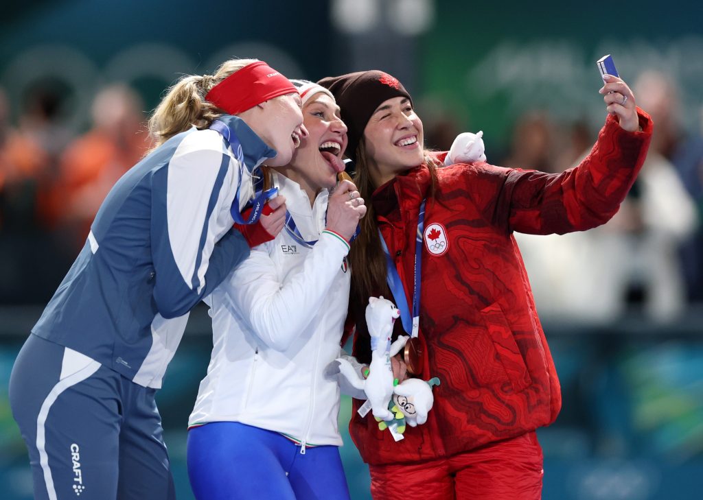 8.	Women's 10 km + 10 km Skiathlon Victory Selfie_low*
Val di Fiemme, Italija, 7. februar: Dobitnica zlate medalje Frida Karlsson iz Švedske (C), dobitnica srebrne medalje Ebba Andersson iz Švedske (L) in dobitnica bronaste medalje Heidi Weng iz Norveške slavijo se fotografirajo za zmagovalni selfi med slovesno podelitvijo medalj v ženskem skiatlonu na 10 km + 10 km prvega dne zimskih olimpijskih iger Milano Cortina 2026 na stadionu za tek na smučeh v Teseru 7. februarja 2026 v Val di Fiemme v Italiji. (Fotografija: Maddie Meyer/Getty Images)
