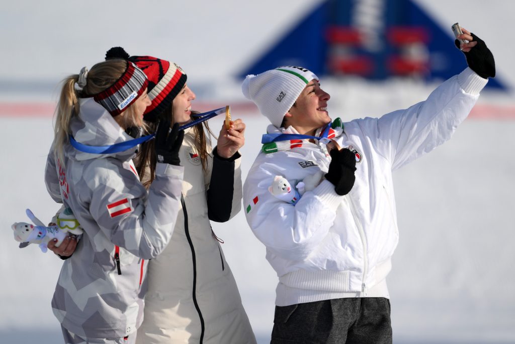 3.Women's Parallel Giant Slalom_low
Livigno, Italija  8. februar: Dobitnica zlate medalje Zuzana Maderova iz Češke, dobitnica srebrne medalje Sabine Payer iz Avstrije in dobitnica bronaste medalje Lucia Dalmasso iz Italije pozirajo za zmagovalni selfi med podelitvijo medalj v paralelnem veleslalomu za ženske drugega dne zimskih olimpijskih iger Milano Cortina 2026 v snow parku Livigno 8. februarja 2026 v Livignu v Italiji. (Fotografija: David Ramos/Getty Images)
