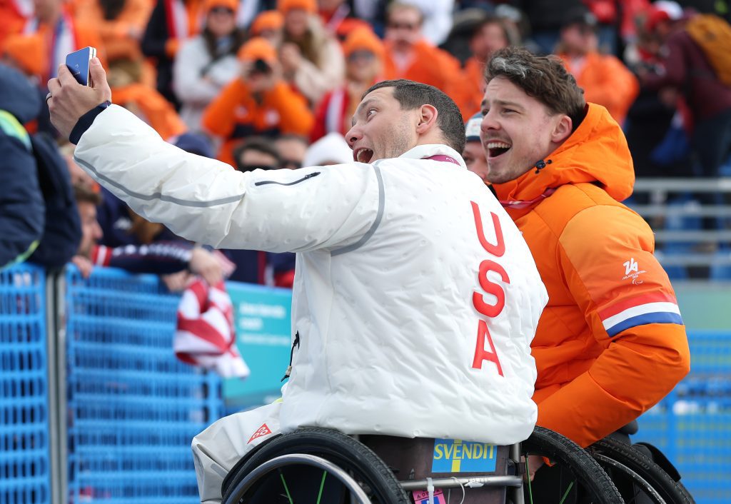 Ime fotografije: Para Alpine Skiing Super-G Sitting Victory SelfieDobitnik bronaste medalje Andrew Kurka iz ekipe Združenih držav Amerike drži telefon in se pripravlja na zajem zmagovalnega selfija z napravo Samsung Galaxy Z Flip7 Olympic Edition skupaj z dobitnikom zlate medalje Jeroenom Kampschreurjem iz ekipe Nizozemske in dobitnikom srebrne medalje Jesperjem Pedersenom iz ekipe Norveške med podelitvijo medalj v disciplini moško paraalpsko smučanje superveleslalom (sede) tretji dan zimskih paraolimpijskih iger Milano Cortina 2026 v smučarskem centru Tofane Alpine Skiing Centre 9. marca 2026 v Cortini d’Ampezzo v Italiji.
(Foto: Linnea Rheborg/Getty Images).
