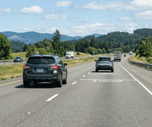 Varnostna razdalja: Ključ do varne vožnje in izogibanja nesrečam – varnostna razdalja