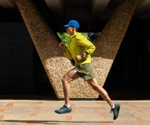 tekač s pametno uro Watch GT Runner 2