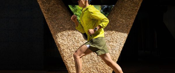 tekač s pametno uro Watch GT Runner 2